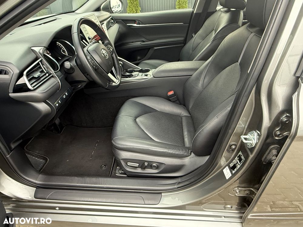 Toyota Camry Luxury - 13