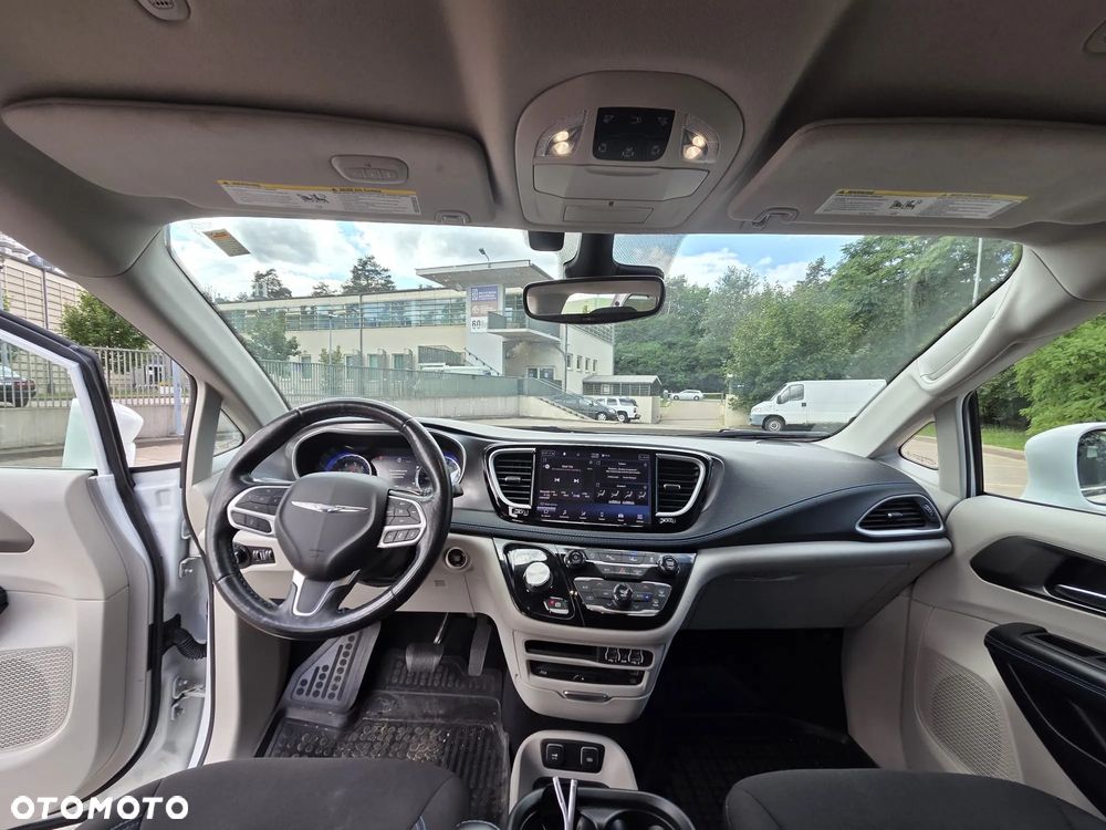 Chrysler Pacifica - 16