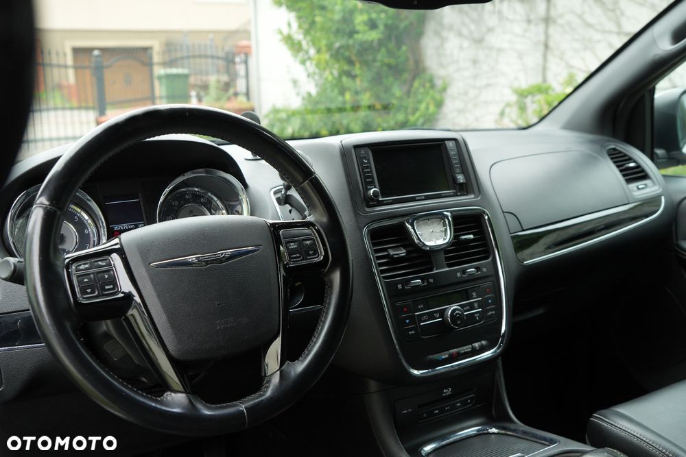 Chrysler Town & Country - 11