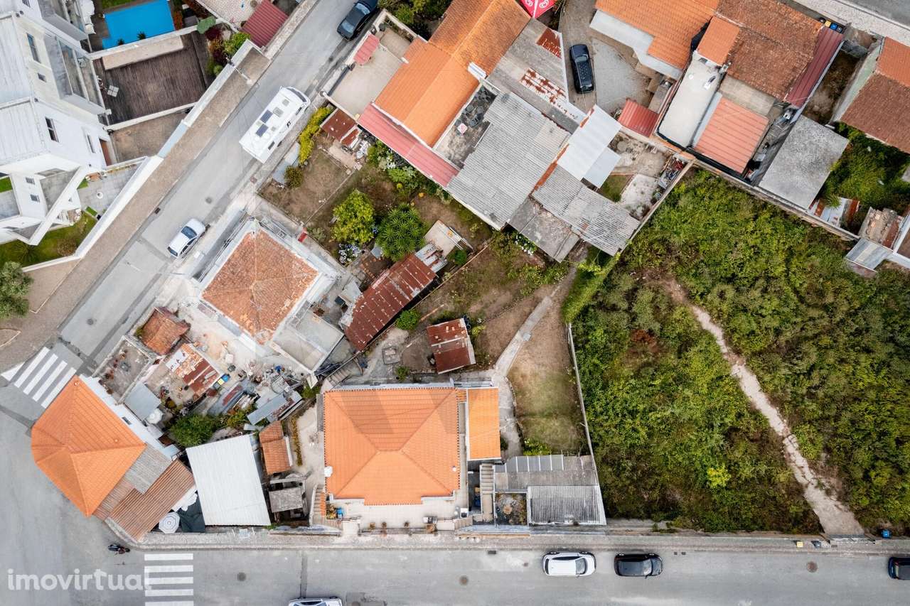 Moradia Isolada com Grande Potencial em Fundo de Vila, S. João da Made - Grande imagem: 2/9