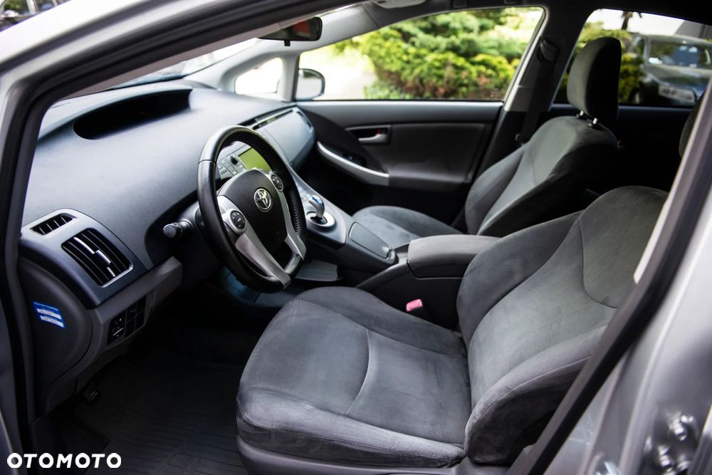 Toyota Prius (Hybrid) Executive - 16