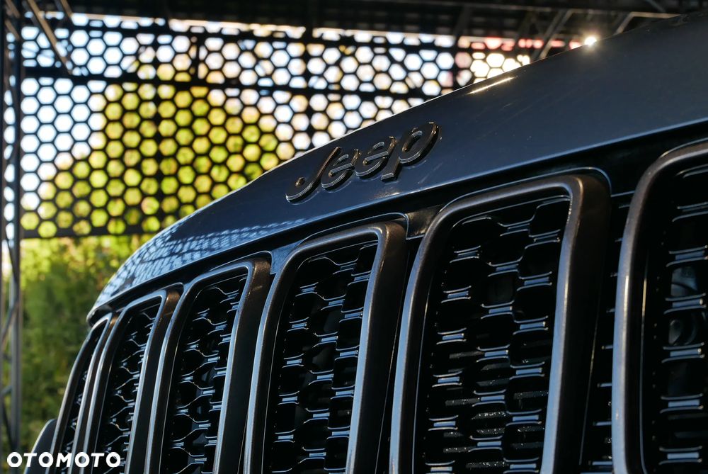 Jeep Grand Cherokee - 38