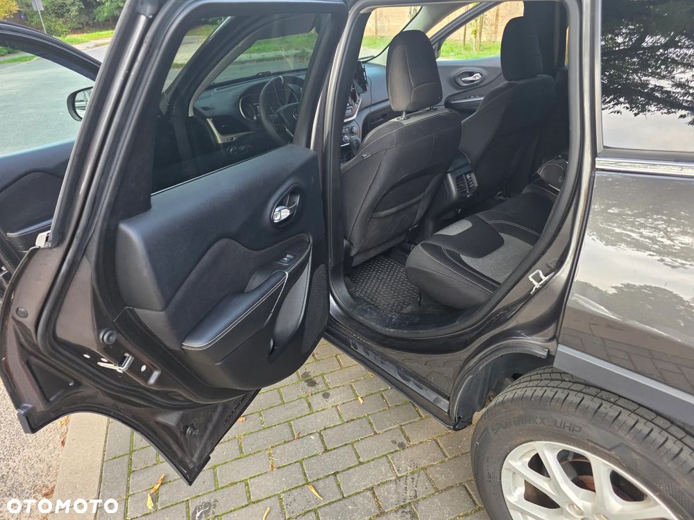 Jeep Cherokee - 4