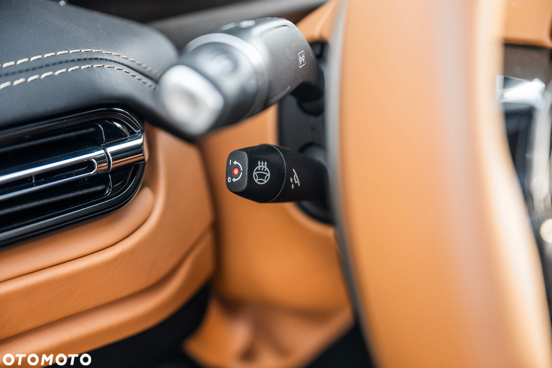 Aston Martin DB12 - 33