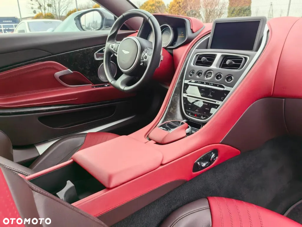 Aston Martin DB11 V8 Coupe - 20