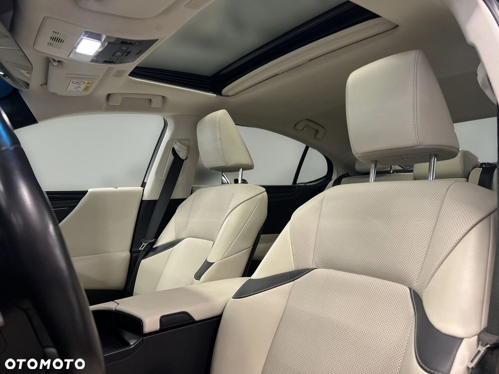 Lexus ES 300h Business Edition - 11