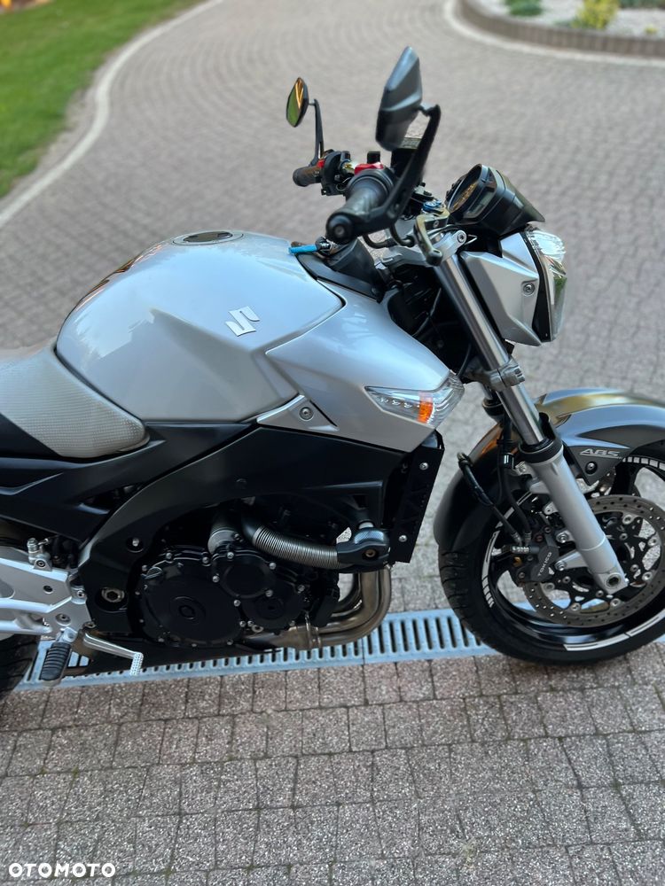 Suzuki GSR - 25
