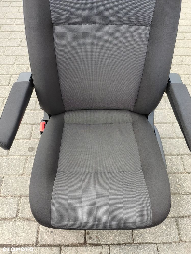 Fotel kierowcy z podłokietnikami VW T6 Austin - 3