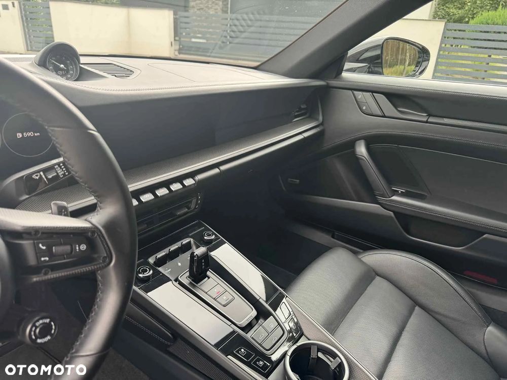 Porsche 911 Carrera 4 GTS - 8