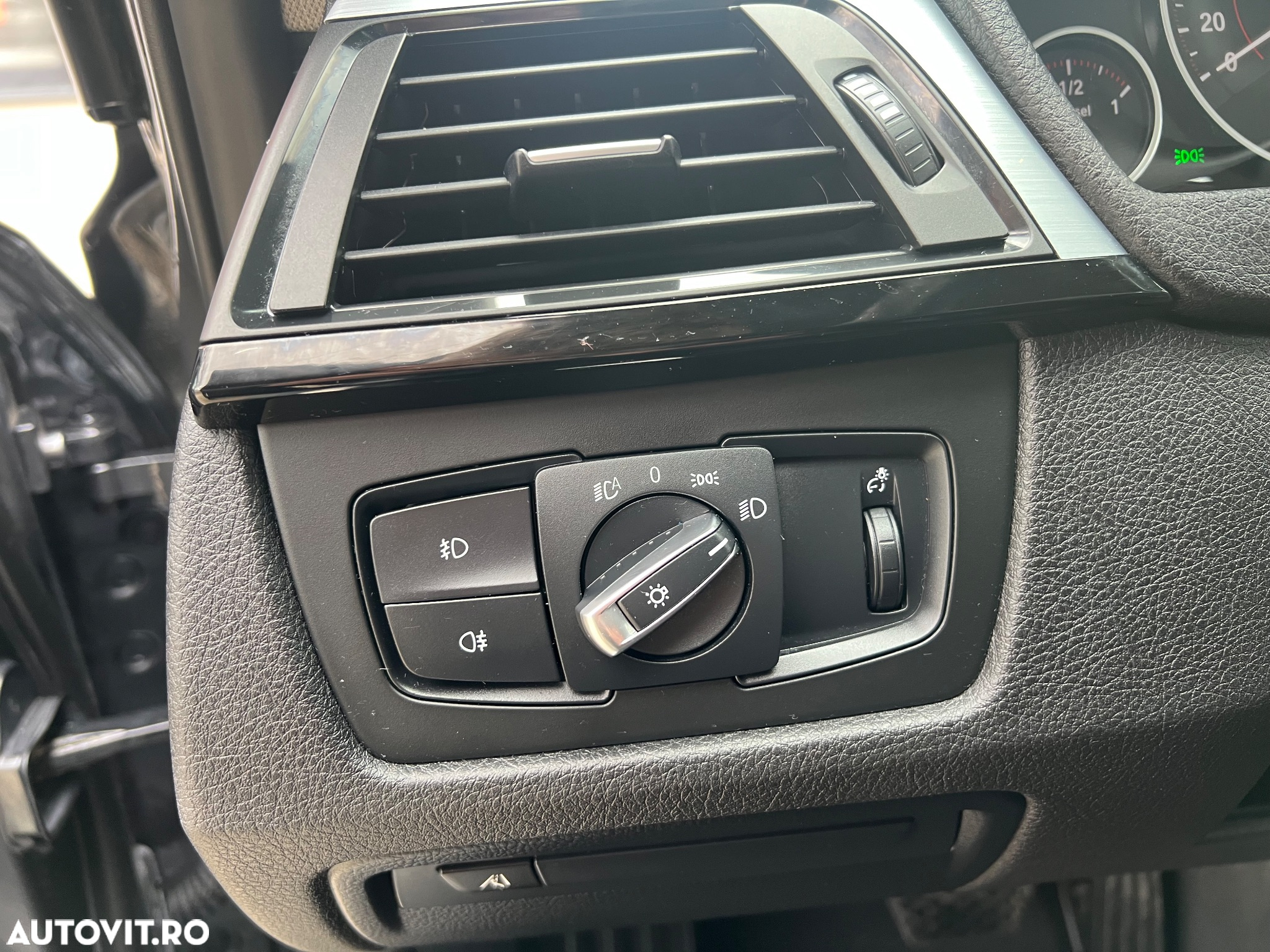 BMW Seria 3 320d Touring xDrive Aut. - 32
