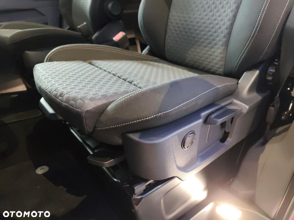 Volkswagen Caravelle - 10