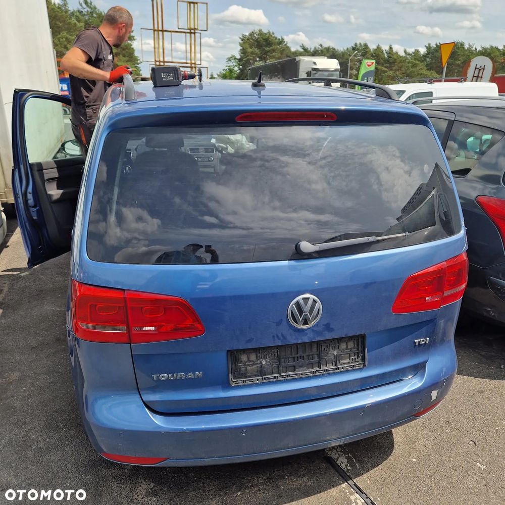 Volkswagen Touran  1.6TDI 2011r kod silnika CAYC Kod lakieru LR5T  Kod skrzyni NKA - 6