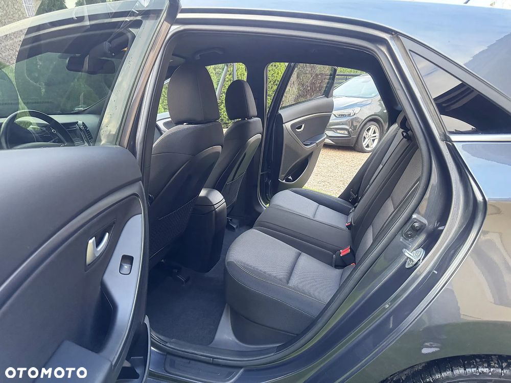 Hyundai i30 blue 1.4 Passion - 12