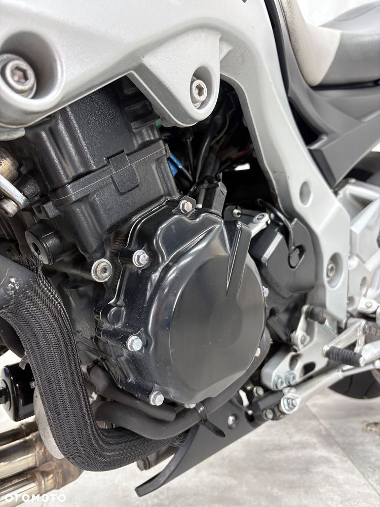 Suzuki GSR - 11