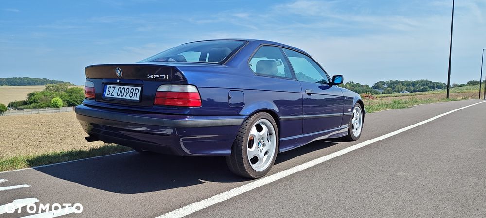 BMW Seria 3 323i - 33
