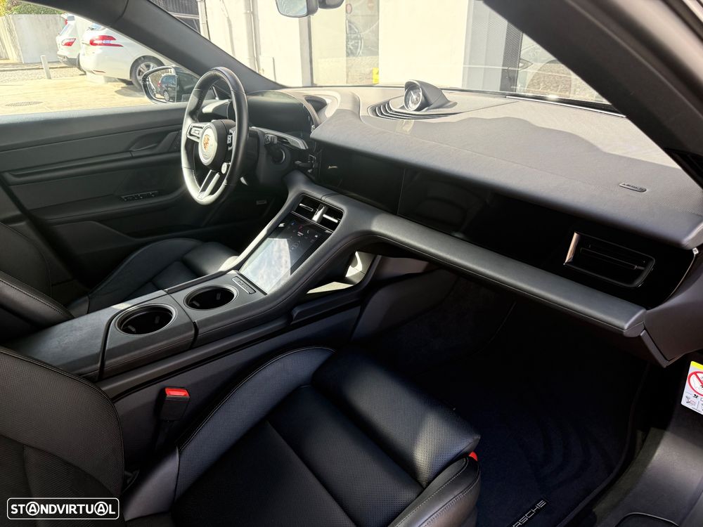 Porsche Taycan Cross Turismo 4 - 17