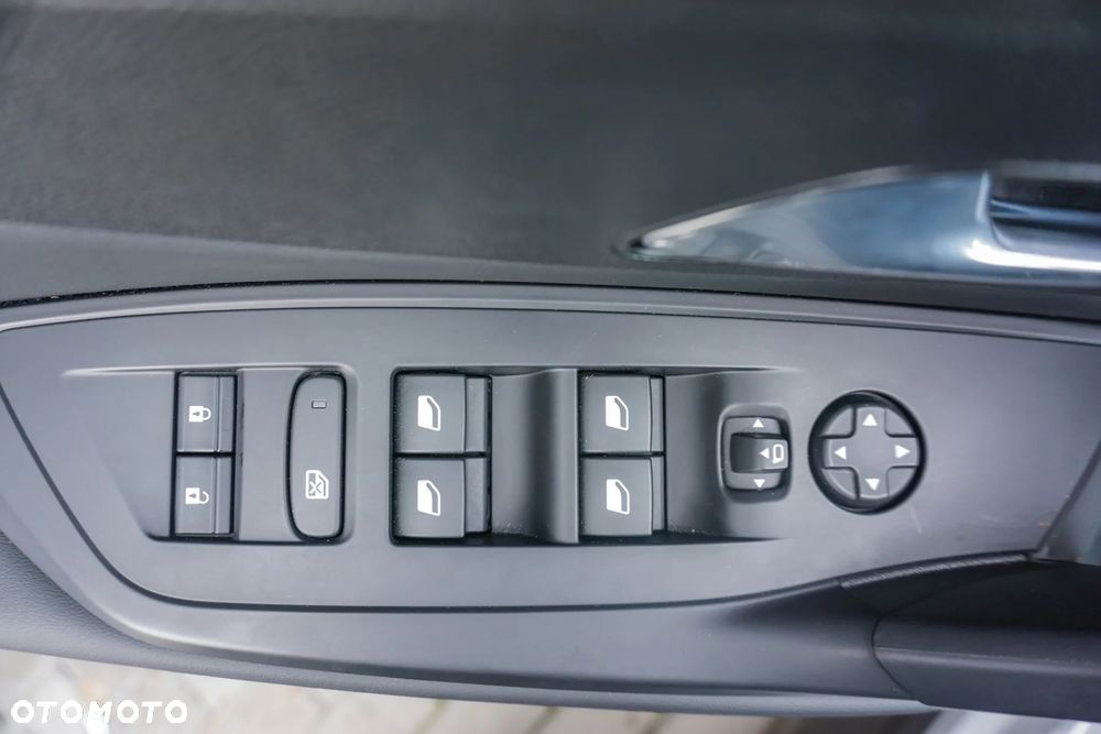 Peugeot 408 1.6 Plug-In Hybrid 225 Allure EAT8 - 24