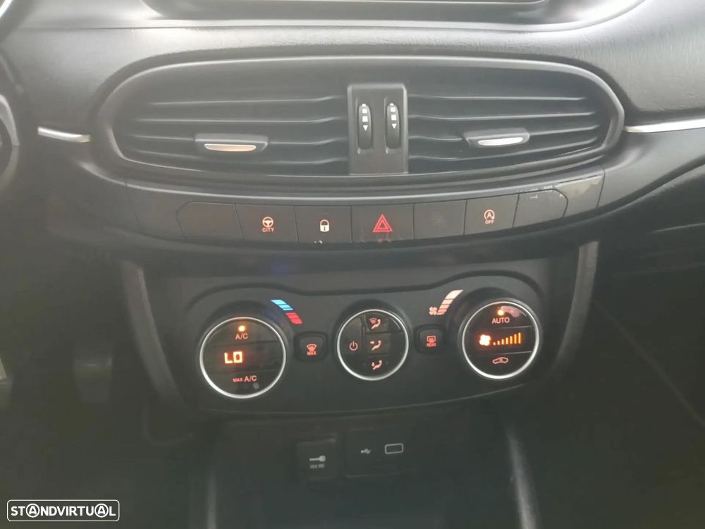 Fiat Tipo Station Wagon 1.3 M-Jet Lounge - 23