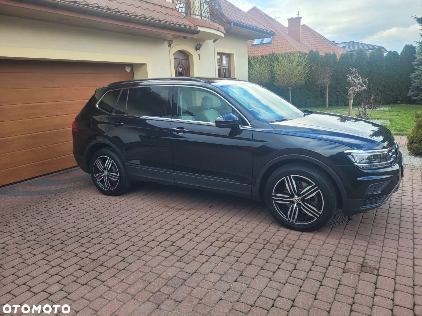 Volkswagen Tiguan - 1