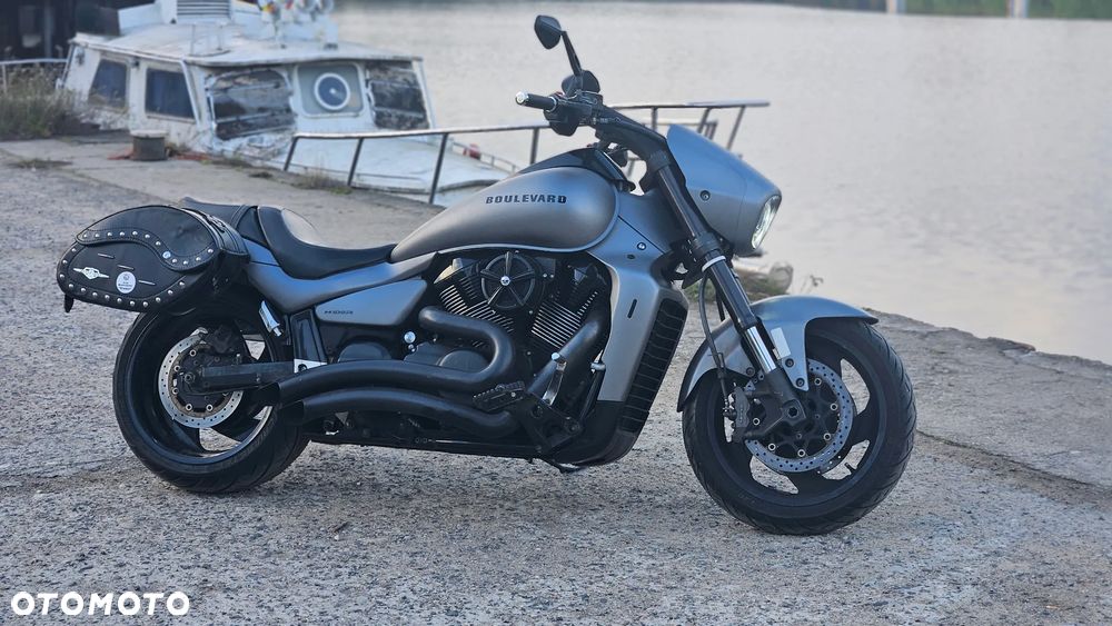 Suzuki Intruder - 1