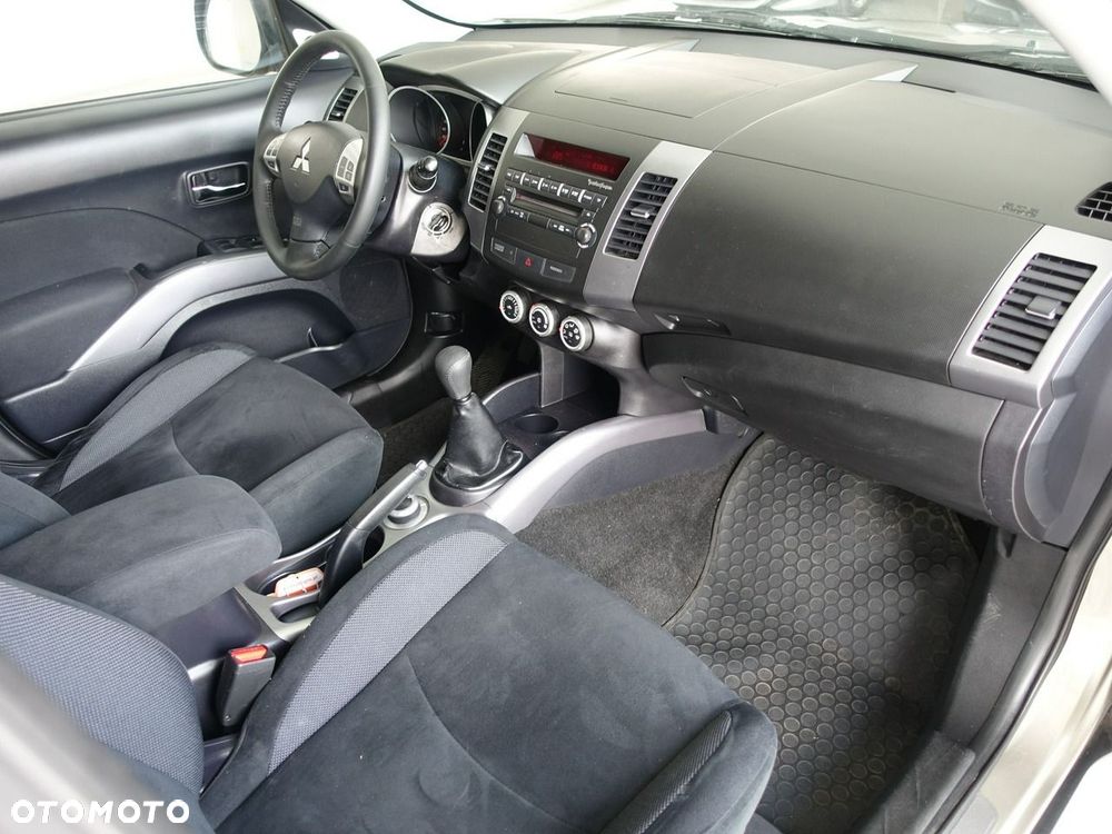 Mitsubishi Outlander 2.4 4WD Inform - 21