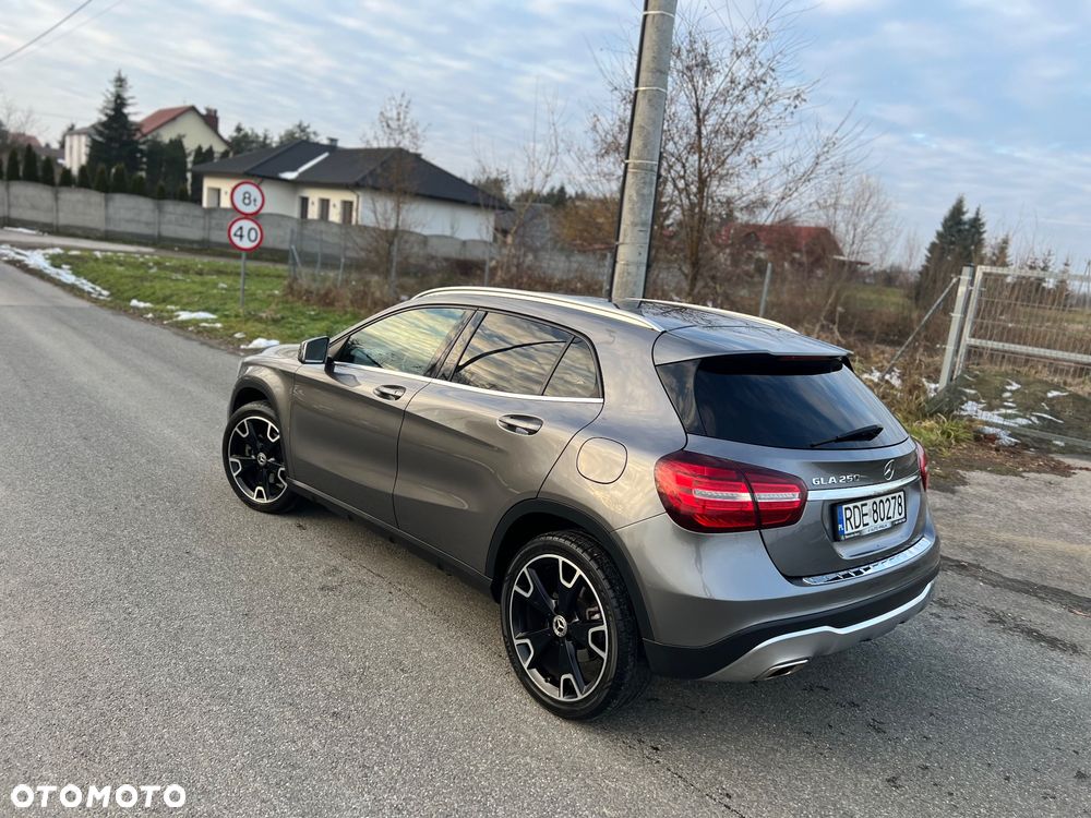 Mercedes-Benz GLA 250 7G-DCT AMG Line - 24