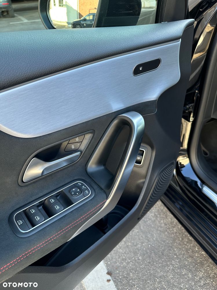 Mercedes-Benz Klasa A 180 7G-DCT Lim AMG Line Advanced Plus - 32