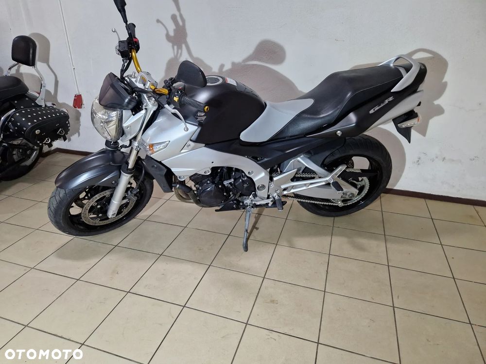 Suzuki GSR - 10