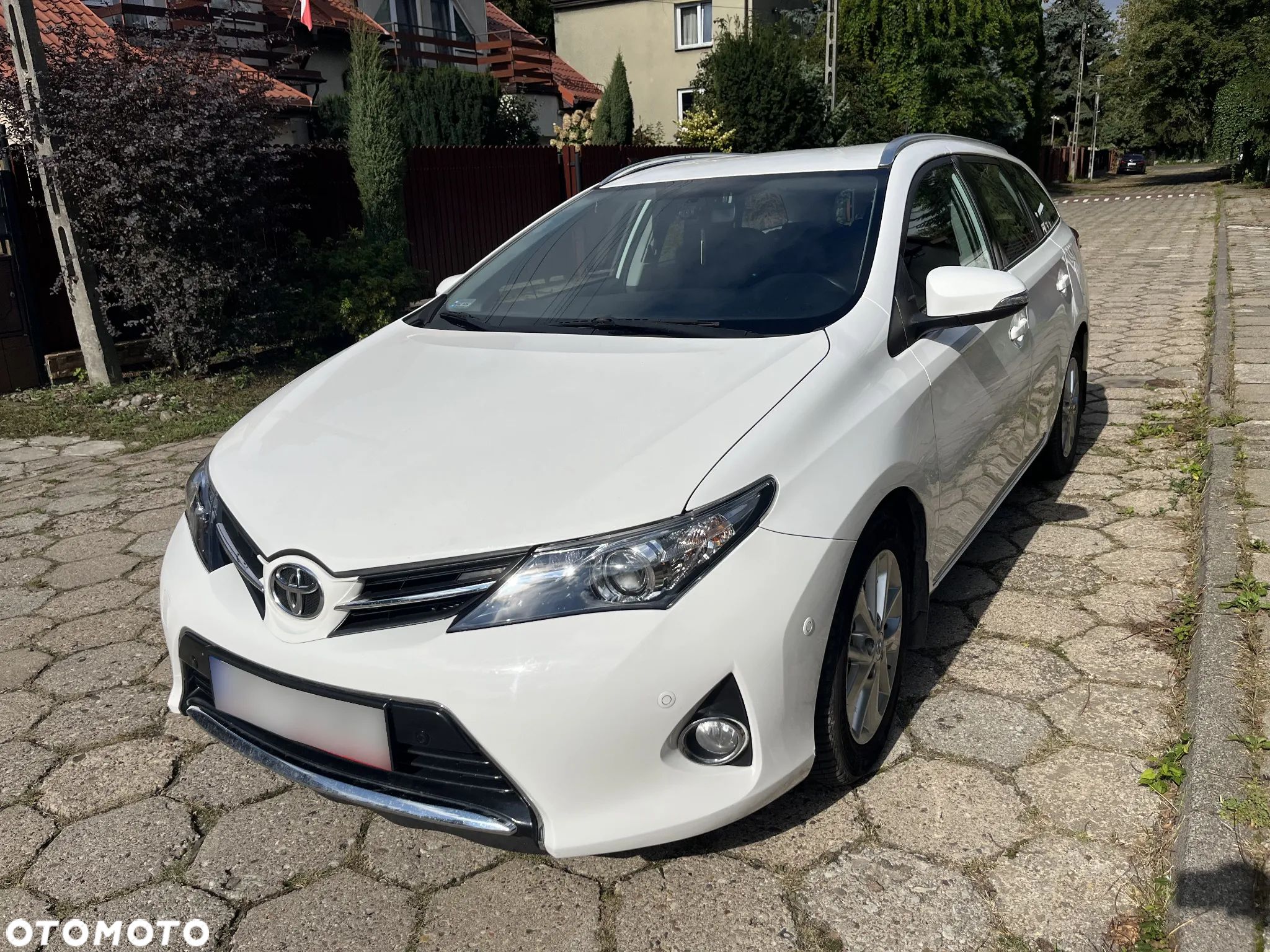 Toyota Auris 1.6 Premium + - 1