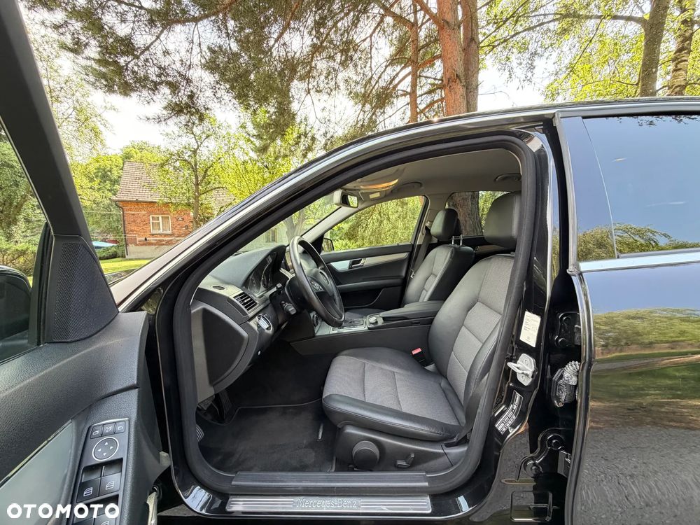 Mercedes-Benz Klasa C 250 CDI DPF 4Matic 7G-TRONIC BlueEFFICIENCY Avantgarde - 14