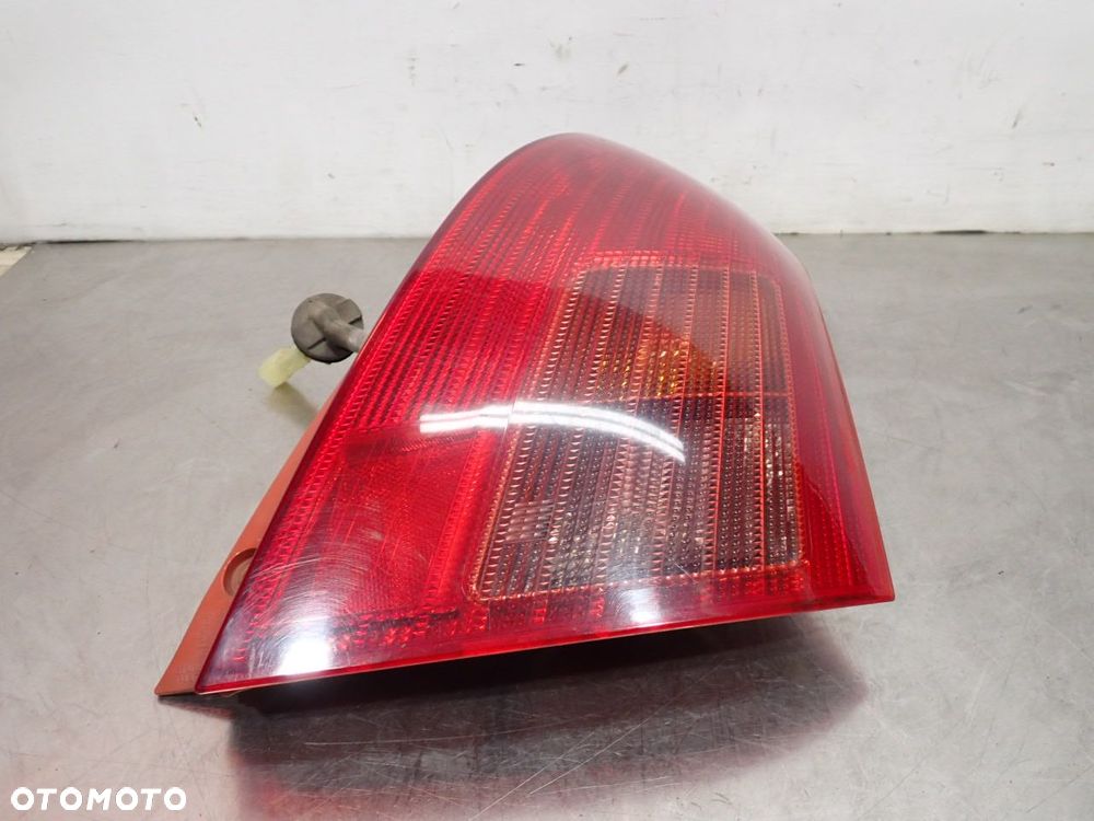 LAMPA PRAWA TYLNA SUZUKI SWIFT IV - 1