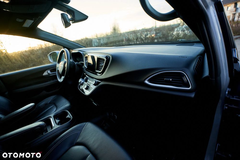 Chrysler Pacifica - 35