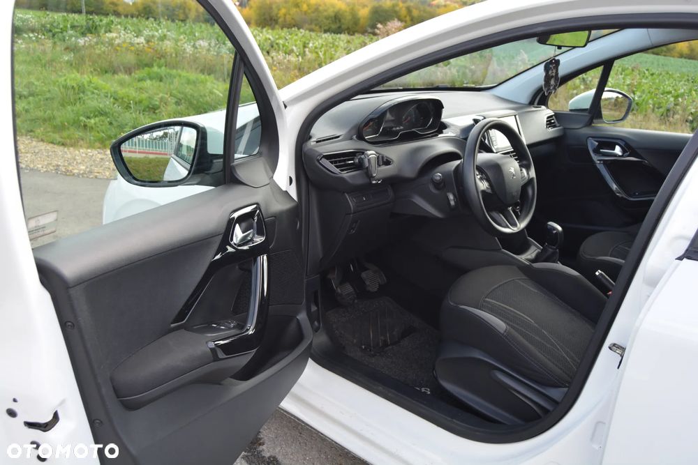 Peugeot 208 - 23