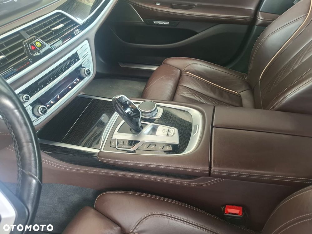 BMW Seria 7 740e iPerformance - 26