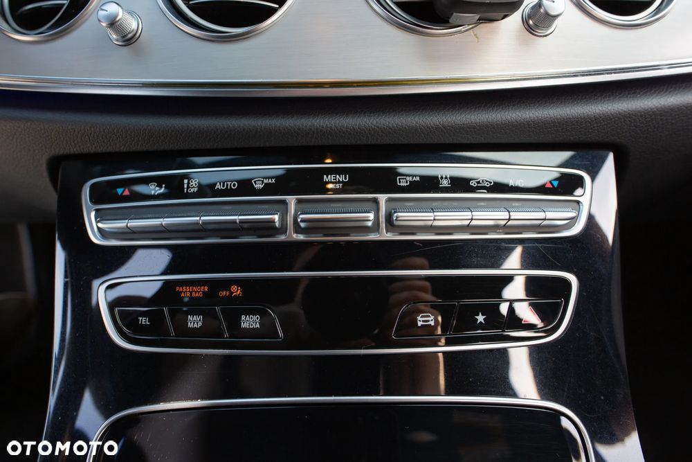 Mercedes-Benz Klasa E 300 4Matic 9G-TRONIC AMG Line - 25