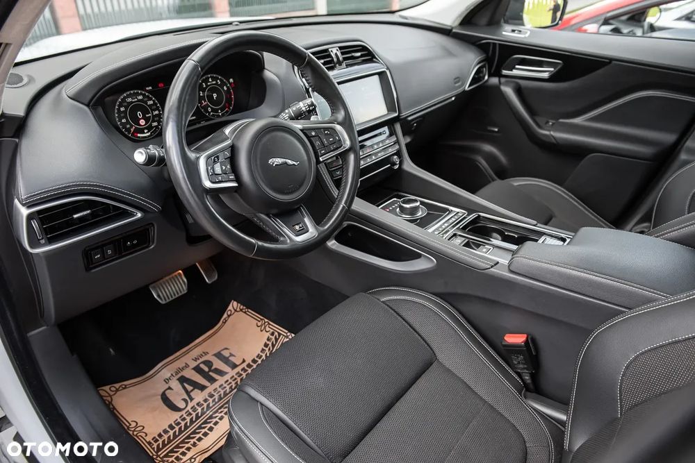 Jaguar F-Pace P250 AWD R-Dynamic S - 15