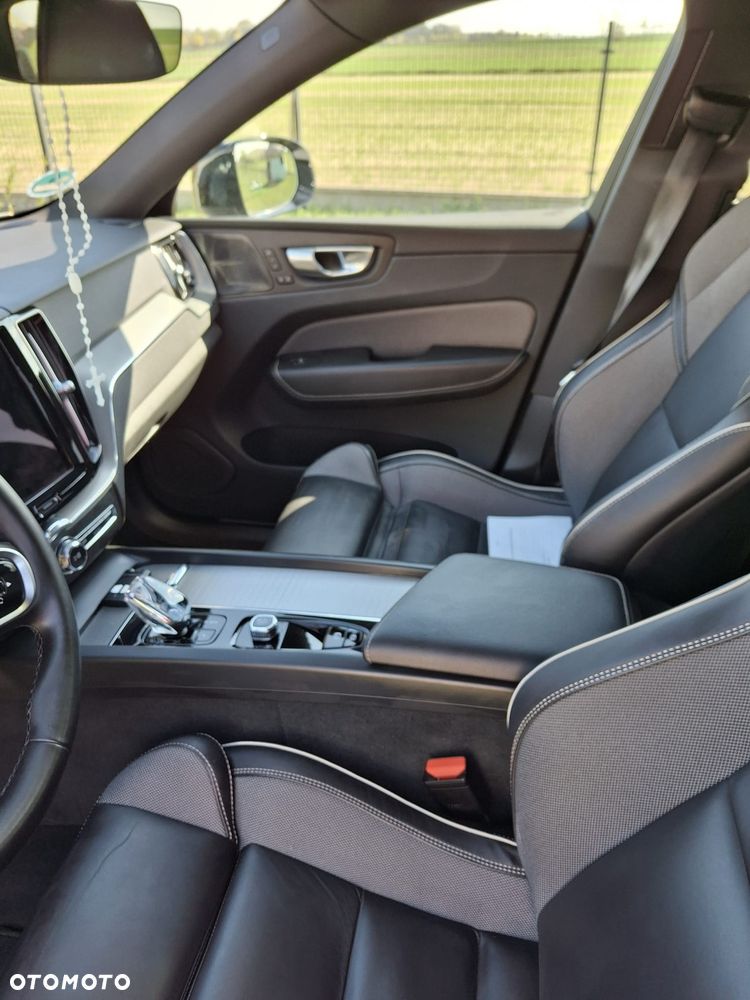 Volvo XC 60 B4 D AWD Plus Dark - 10