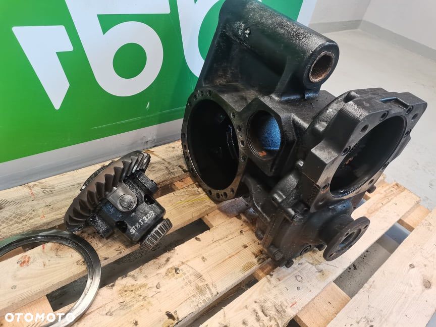 Obudowa osi przedniej Massey Ferguson 8947 {Spicer Przód} - 5
