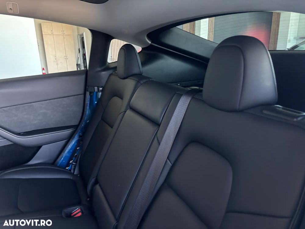 Tesla Model Y - 12