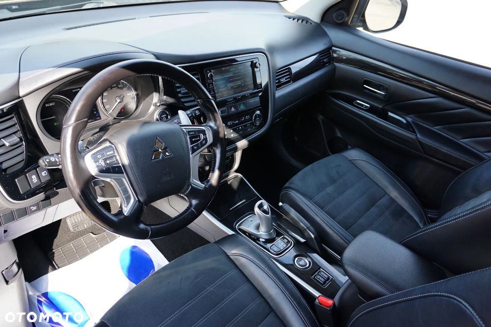 Mitsubishi Outlander 2.0 4WD Plus - 23