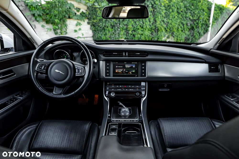 Jaguar XF 20d Prestige - 33