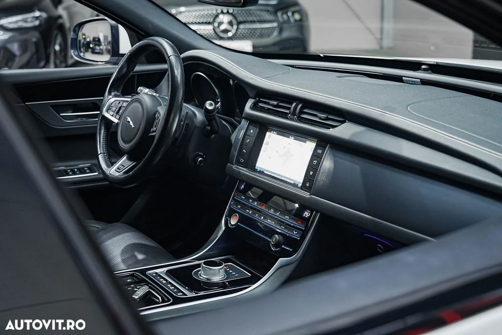 Jaguar XF 20d RWD E-Performance R-Sport - 22