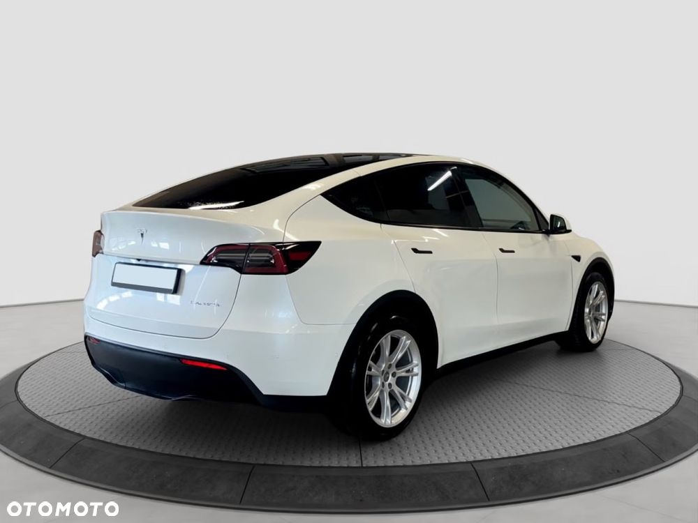 Tesla Model Y Long Range AWD - 11