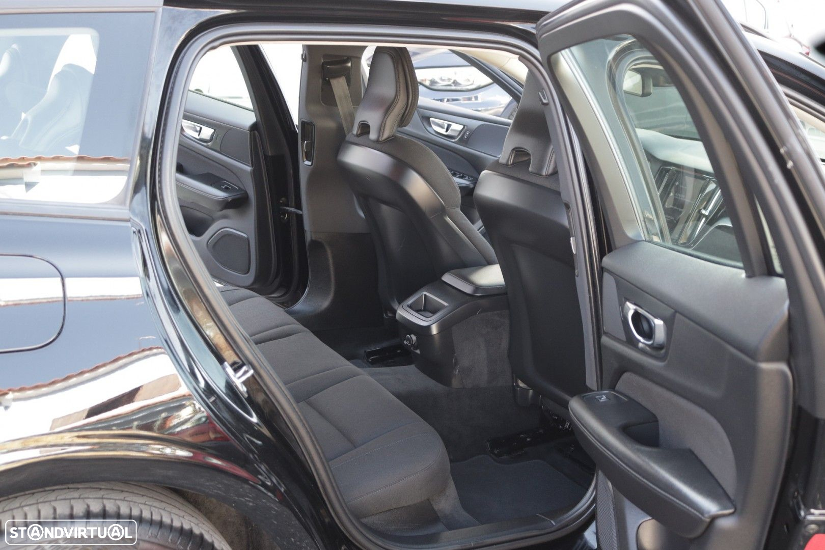 Volvo V60 2.0 D3 Momentum Core - 24