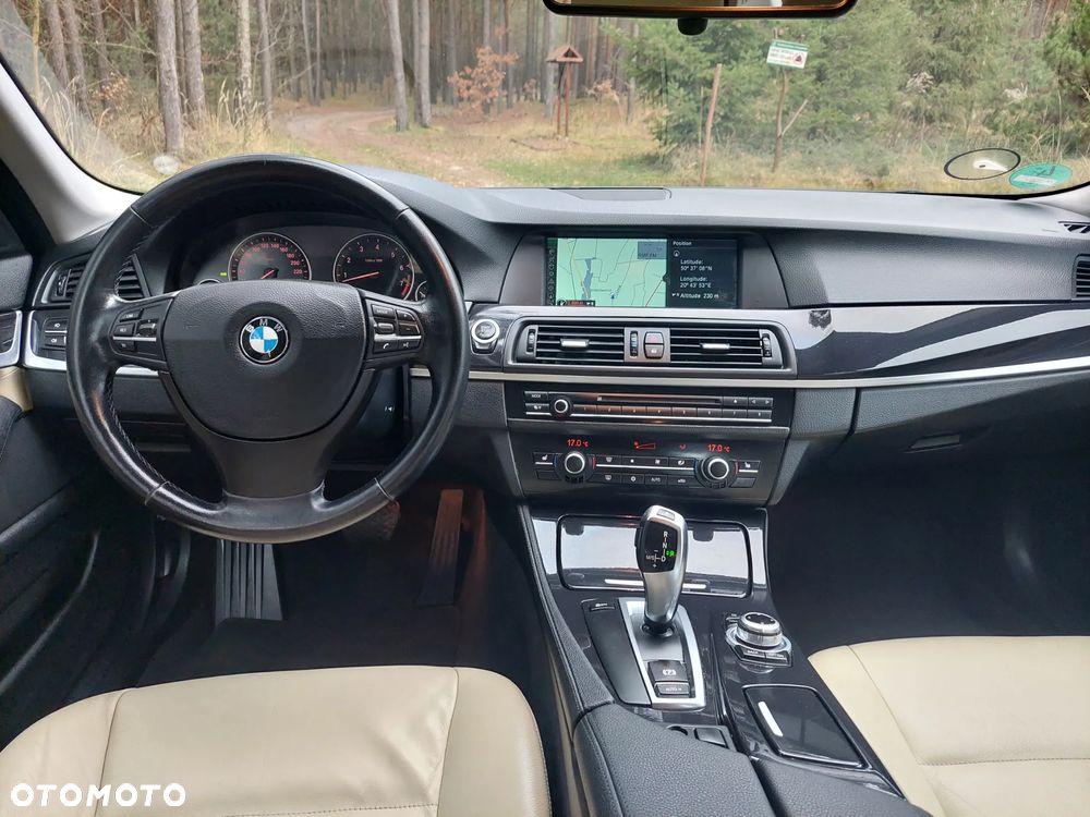 BMW Seria 5 528i Sport-Aut - 24