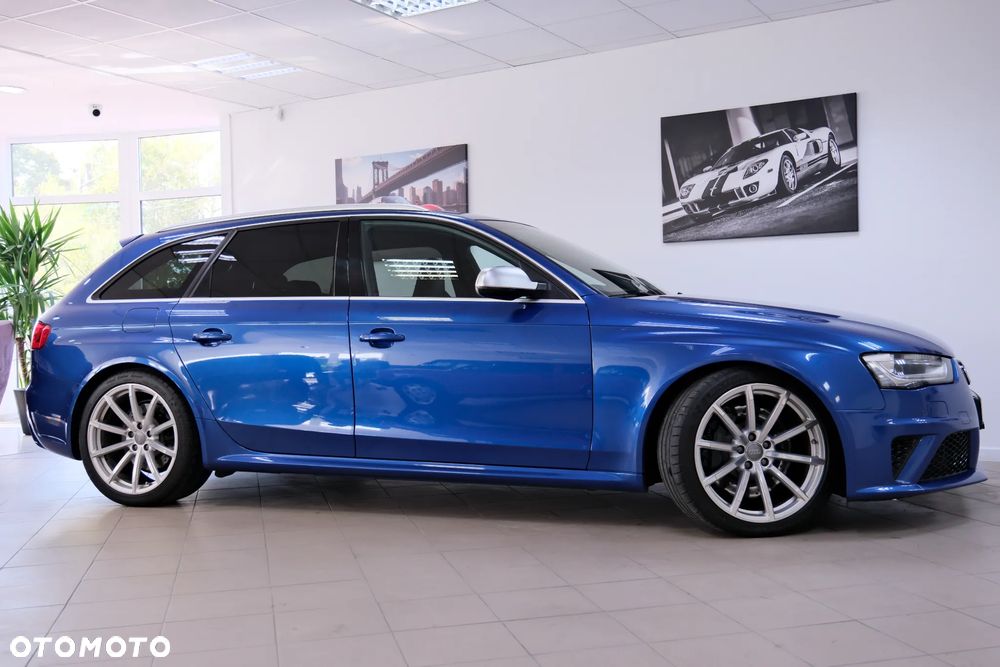Audi RS4 Avant Standard - 4