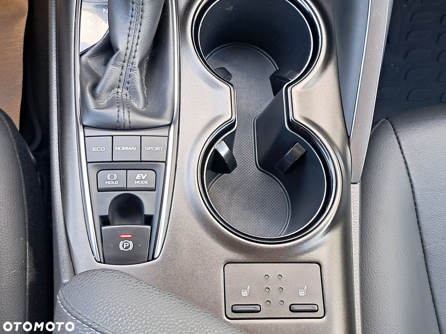 Toyota Camry 2.5 Hybrid Comfort CVT - 14