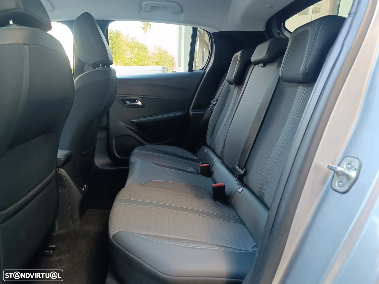 Peugeot 208 PureTech 100 EAT8 Allure - 13