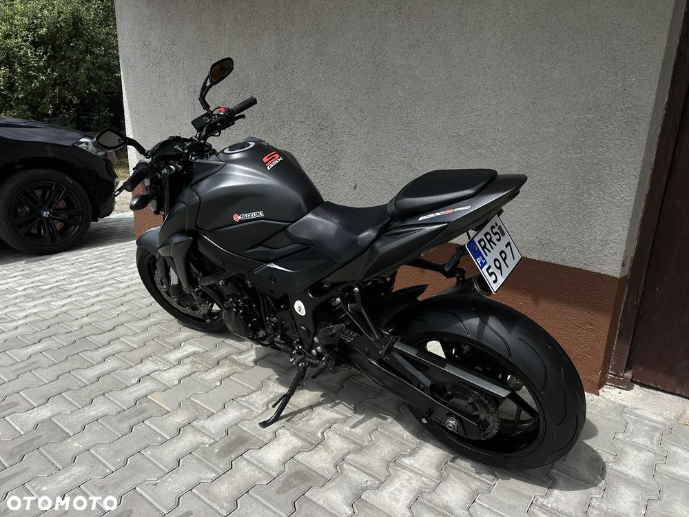 Suzuki GSX - 17