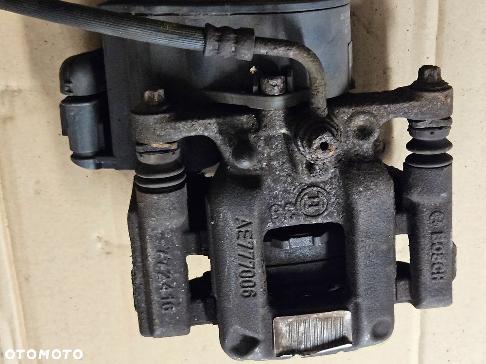 Peugeot 308 T9 zacisk hamulcowy tyl prawy lewy - 1